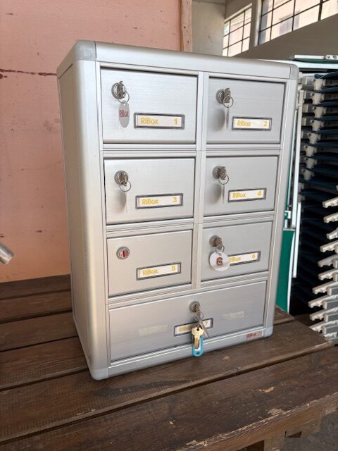 Vendesi armadietti porta valori e telefono