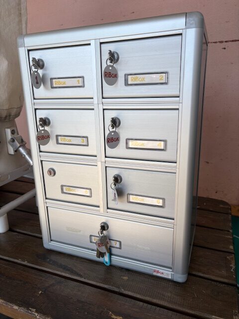 Vendesi armadietti porta valori e telefono