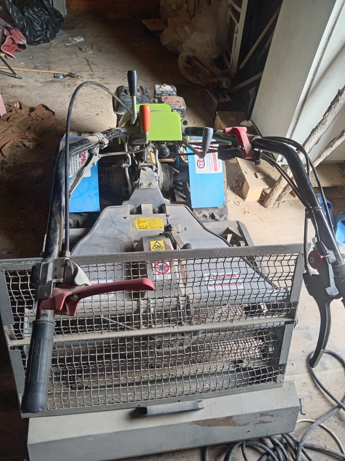 Vendesi PULISCI SPIAGGIA TECNOPRESS KOBRA 90