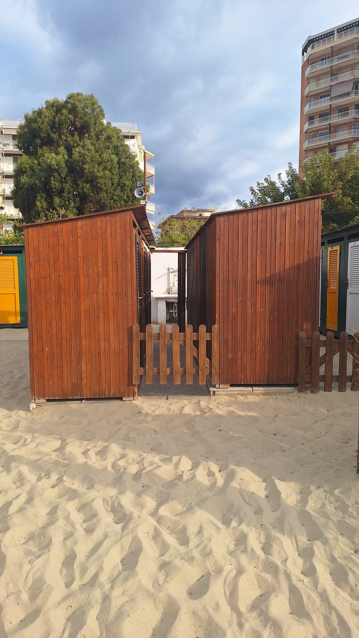 3 blocchi cabine in legno in ottime condizioni