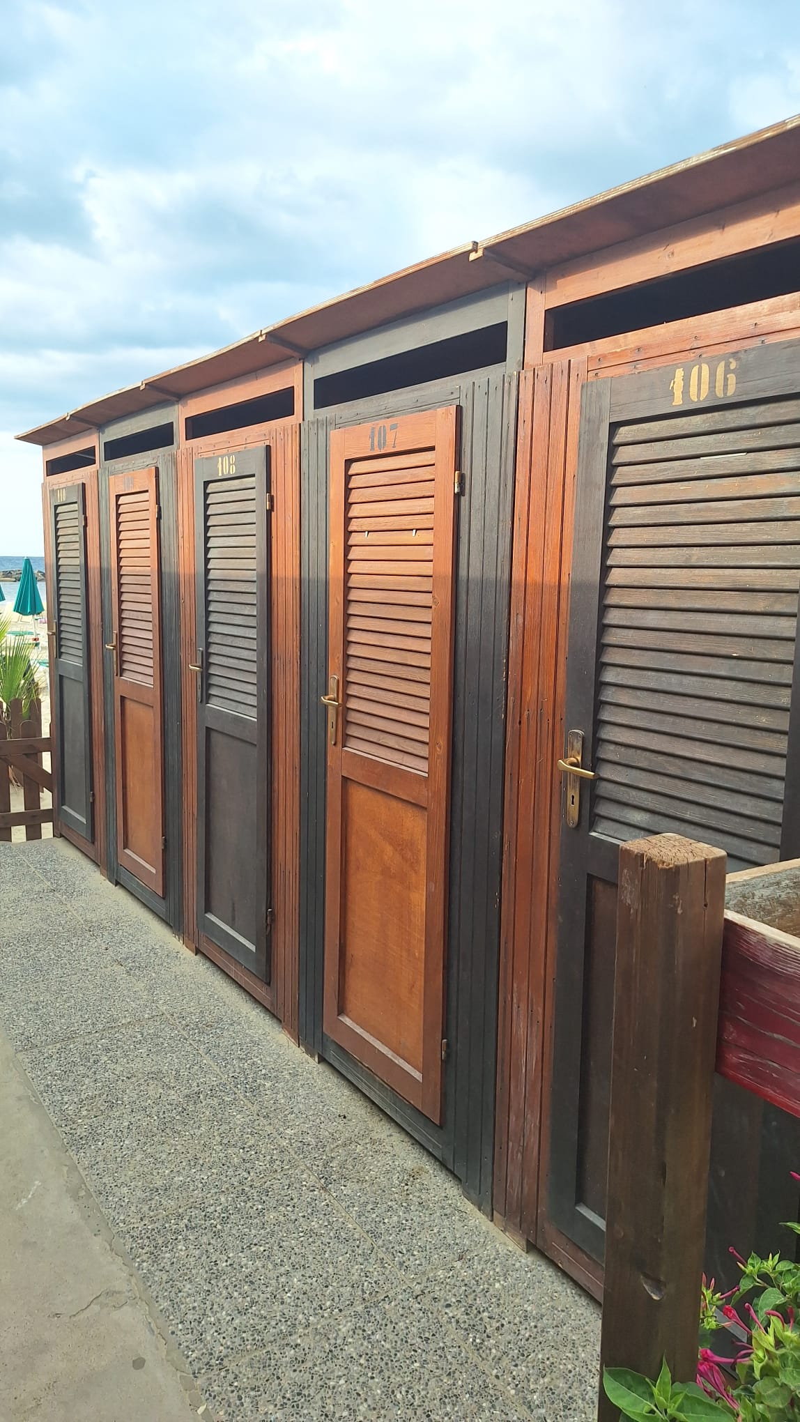 3 blocchi cabine in legno in ottime condizioni