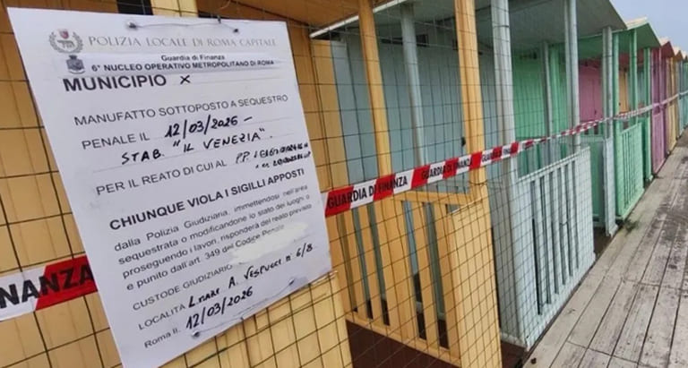 Ostia, sequestro cabine