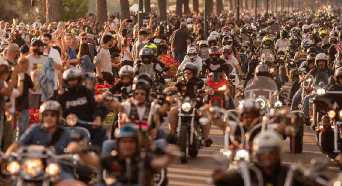 MotoTours lungo strade e panorami collinari.
