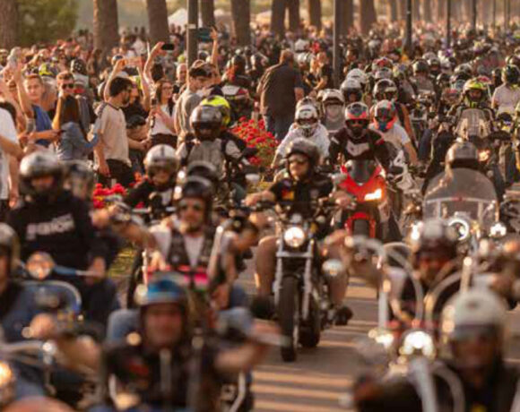 MotoTours lungo strade e panorami collinari.