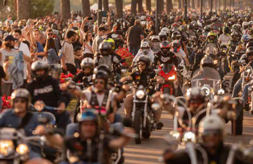 MotoTours lungo strade e panorami collinari.