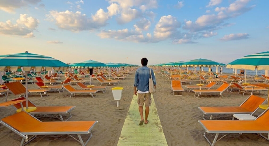 Stabilimenti balneari della Riviera romagnola a Rimini con file di ombrelloni