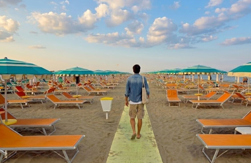 Stabilimenti balneari della Riviera romagnola a Rimini con file di ombrelloni
