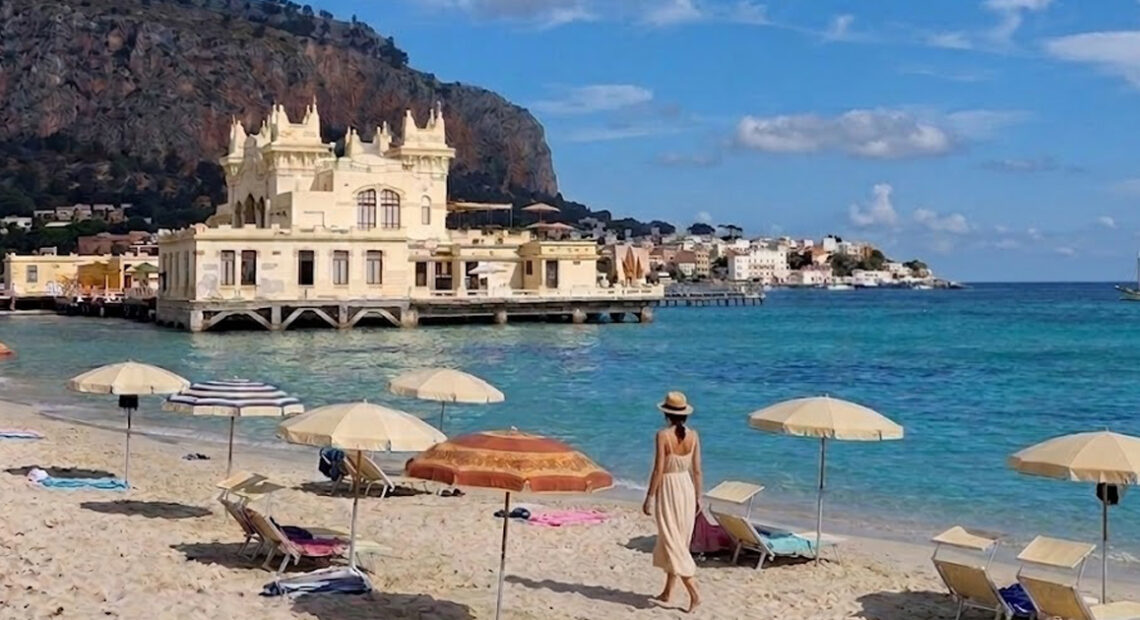 Spiaggia di Mondello a Palermo e particolari delle concessioni balneari