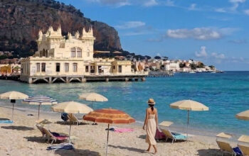 Spiaggia di Mondello a Palermo e particolari delle concessioni balneari