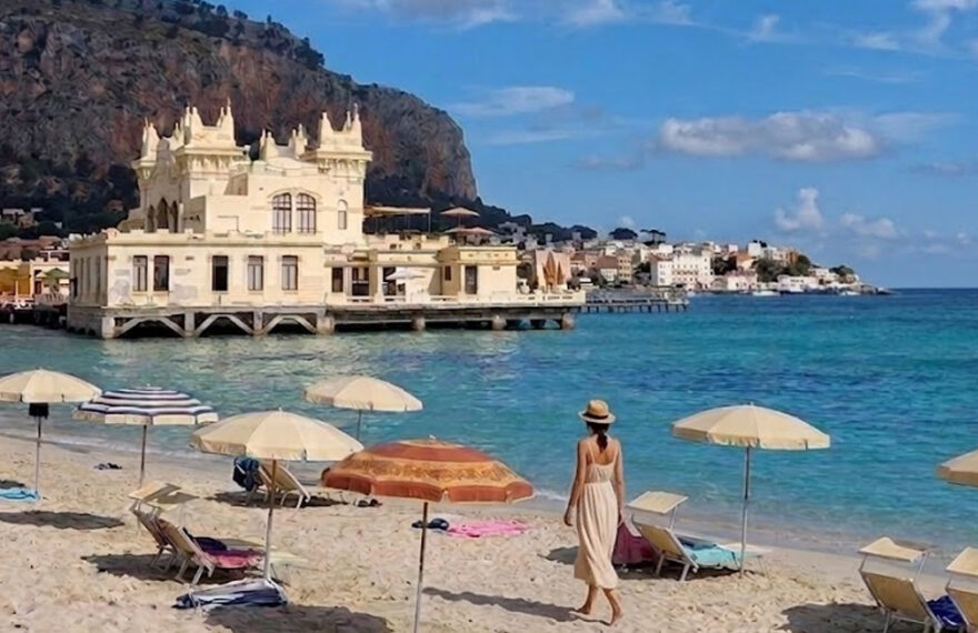 Spiaggia di Mondello a Palermo e particolari delle concessioni balneari