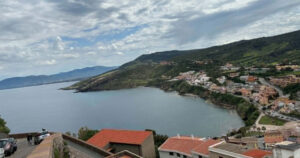 Il borgo medievale di Castelsardo affacciato sul mare in Sardegna