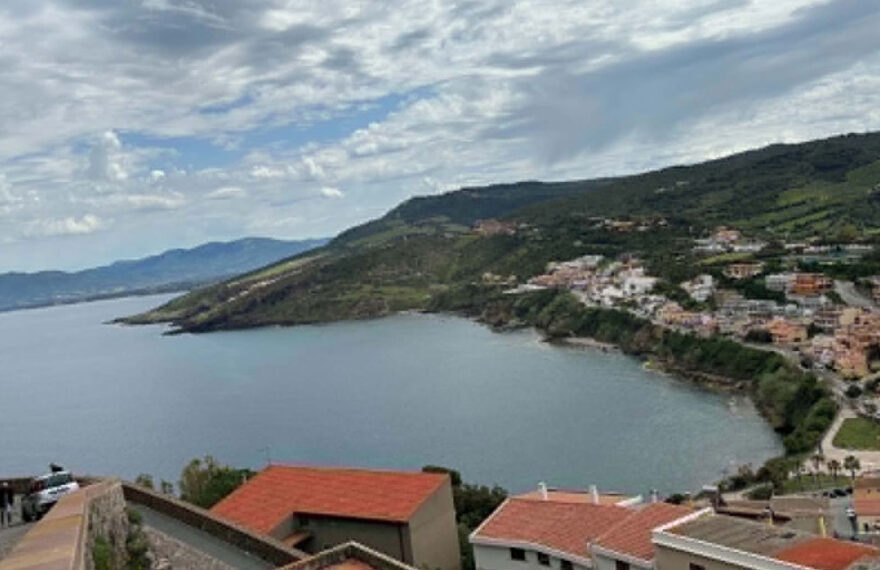 Il borgo medievale di Castelsardo affacciato sul mare in Sardegna