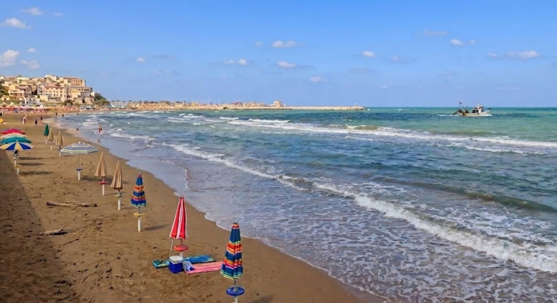 Stabilimenti balneari e spiagge sul litorale di Rodi Garganico in Puglia