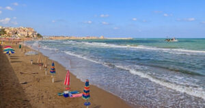 Stabilimenti balneari e spiagge sul litorale di Rodi Garganico in Puglia