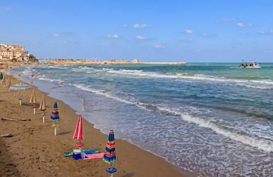 Stabilimenti balneari e spiagge sul litorale di Rodi Garganico in Puglia