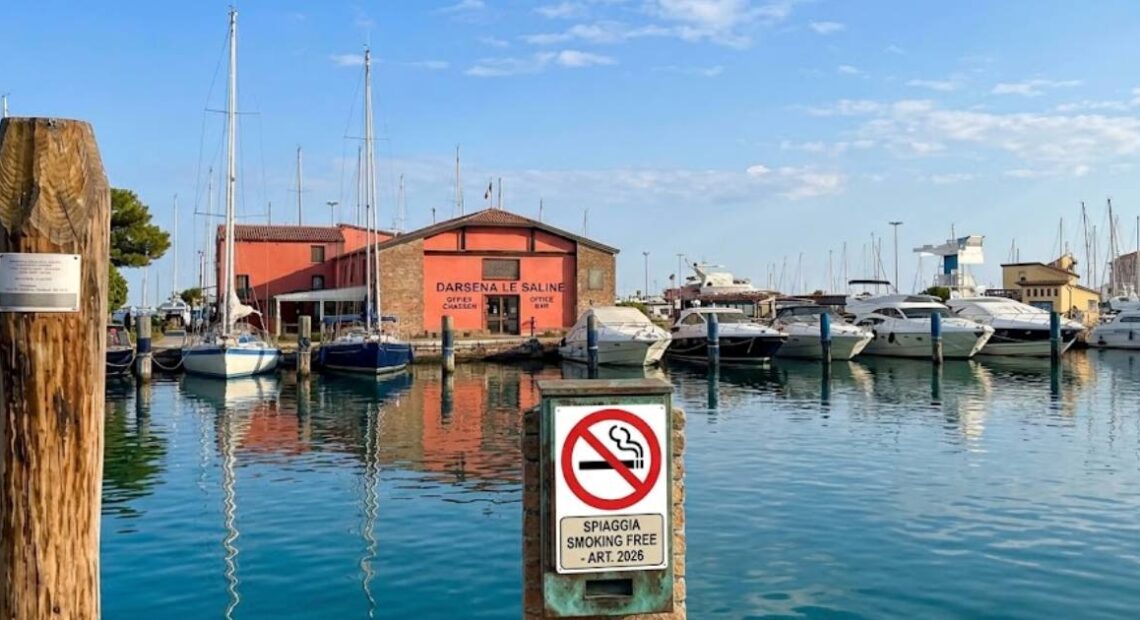 Cartello del divieto di fumare davanti alla Darsena Le Saline di Chioggia nel litorale veneziano