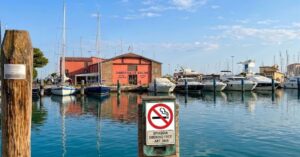 Cartello del divieto di fumare davanti alla Darsena Le Saline di Chioggia nel litorale veneziano