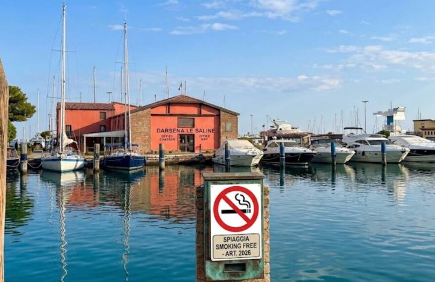 Cartello del divieto di fumare davanti alla Darsena Le Saline di Chioggia nel litorale veneziano