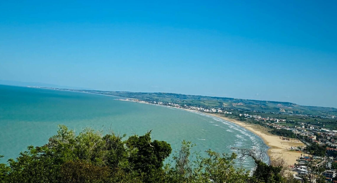 Vista panoramica della costa di Vasto con scogliere e calette di ciottoli vicino a Punta Vignola
