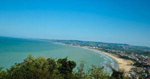 Vista panoramica della costa di Vasto con scogliere e calette di ciottoli vicino a Punta Vignola
