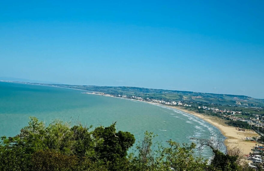 Vista panoramica della costa di Vasto con scogliere e calette di ciottoli vicino a Punta Vignola