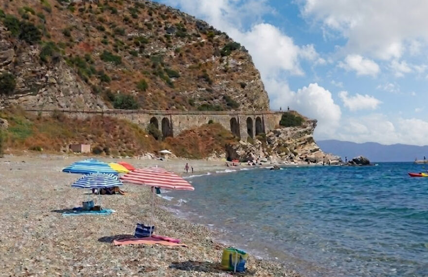 Veduta aerea del litorale di Corigliano-Rossano con spiagge e stabilimenti balneari Bandiera Blu