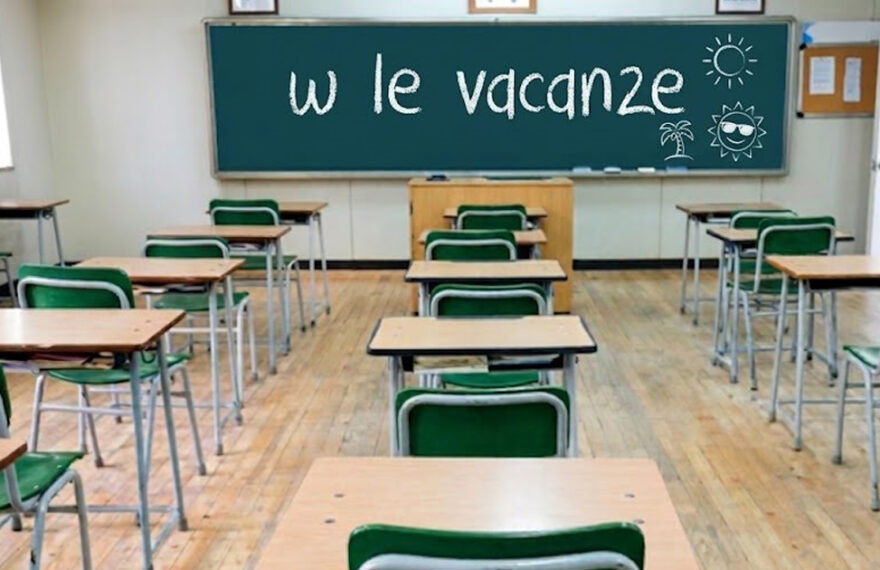 Banchi di scuola vuoti e lavagna con la scritta Viva le vacanze