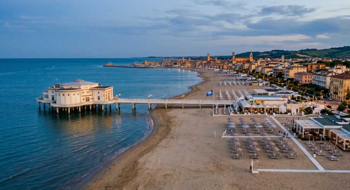 Veduta realistica della Rotonda a Mare e della Spiaggia di Velluto di Senigallia.