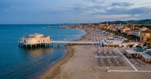 Veduta realistica della Rotonda a Mare e della Spiaggia di Velluto di Senigallia.