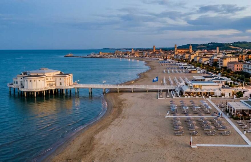 Veduta realistica della Rotonda a Mare e della Spiaggia di Velluto di Senigallia.