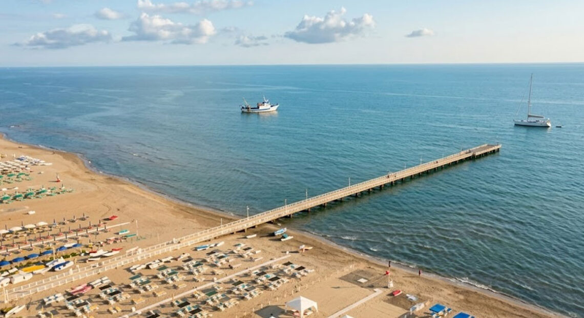 Stabilimenti balneari sul lungomare di Viareggio in Toscana