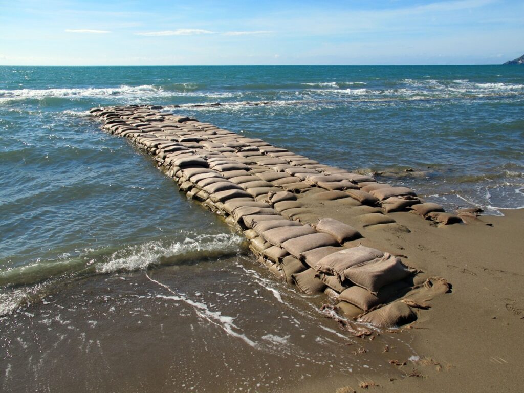 Pennello realizzato con sacchi di iuta riempiti di sabbia (Toscana).