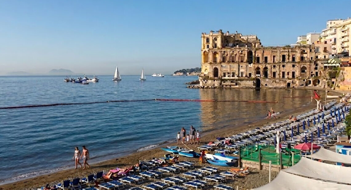 Palazzo Donn'Anna e gli stabilimenti balneari a Posillipo coinvolti nelle aste