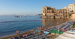 Palazzo Donn'Anna e gli stabilimenti balneari a Posillipo coinvolti nelle aste