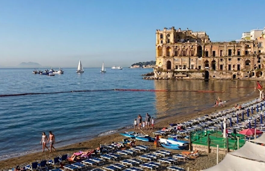 Palazzo Donn'Anna e gli stabilimenti balneari a Posillipo coinvolti nelle aste