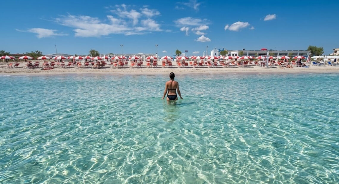Stabilimento balneare sul mare cristallino della Puglia, immagine di repertorio per le concessioni balneari