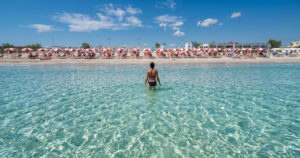 Stabilimento balneare sul mare cristallino della Puglia, immagine di repertorio per le concessioni balneari