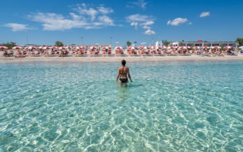 Stabilimento balneare sul mare cristallino della Puglia, immagine di repertorio per le concessioni balneari