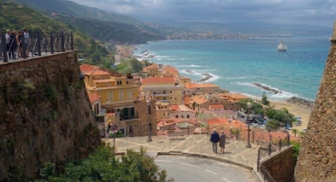 Vista panoramica della costa di Vibo Valentia e del litorale interessato dai controlli sul demanio marittimo.