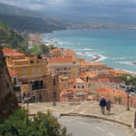 Vista panoramica della costa di Vibo Valentia e del litorale interessato dai controlli sul demanio marittimo.