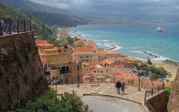 Vista panoramica della costa di Vibo Valentia e del litorale interessato dai controlli sul demanio marittimo.