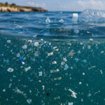 Frammenti di microplastica colorata sulla superficie dell'acqua del mare