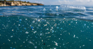 Frammenti di microplastica colorata sulla superficie dell'acqua del mare