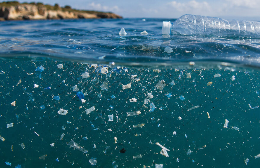 Frammenti di microplastica colorata sulla superficie dell'acqua del mare
