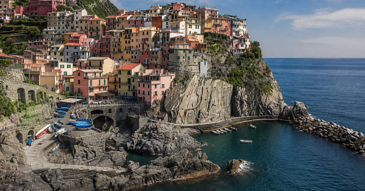 Il borgo di Manarola nelle Cinque Terre con le case sulla scogliera e il porticciolo a livello del mare