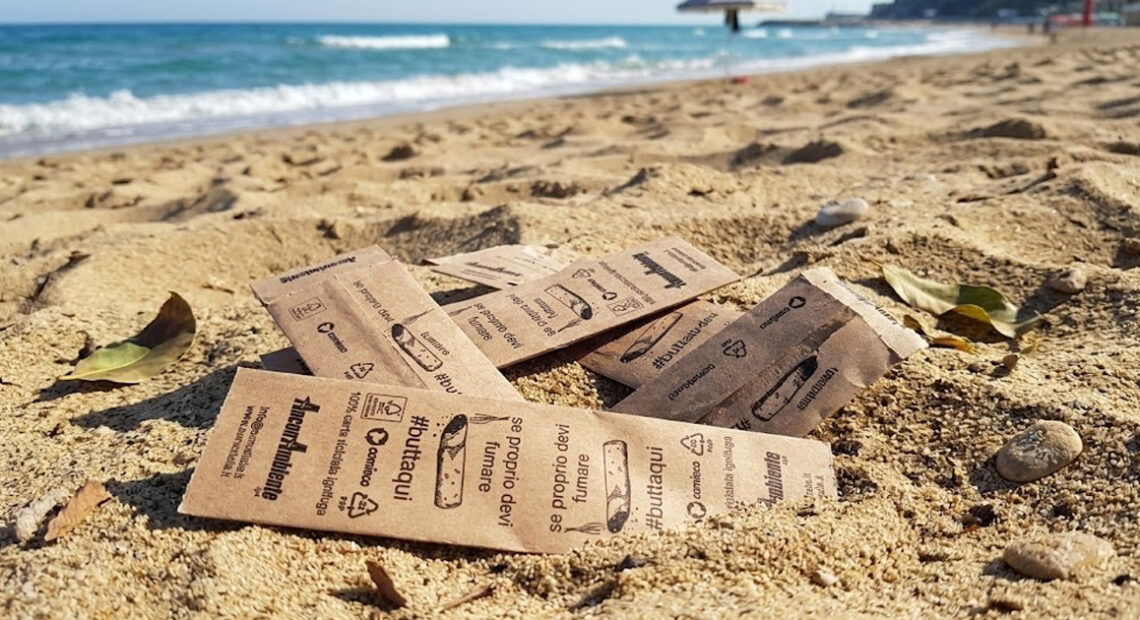 Posaceneri in carta ecologica distribuiti nelle spiagge Ancona per la raccolta dei mozziconi di sigaretta
