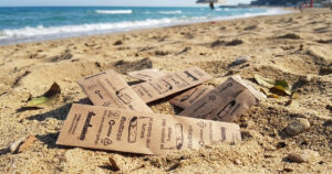 Posaceneri in carta ecologica distribuiti nelle spiagge Ancona per la raccolta dei mozziconi di sigaretta