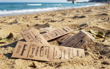 Posaceneri in carta ecologica distribuiti nelle spiagge Ancona per la raccolta dei mozziconi di sigaretta