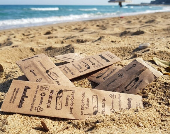 Posaceneri in carta ecologica distribuiti nelle spiagge Ancona per la raccolta dei mozziconi di sigaretta