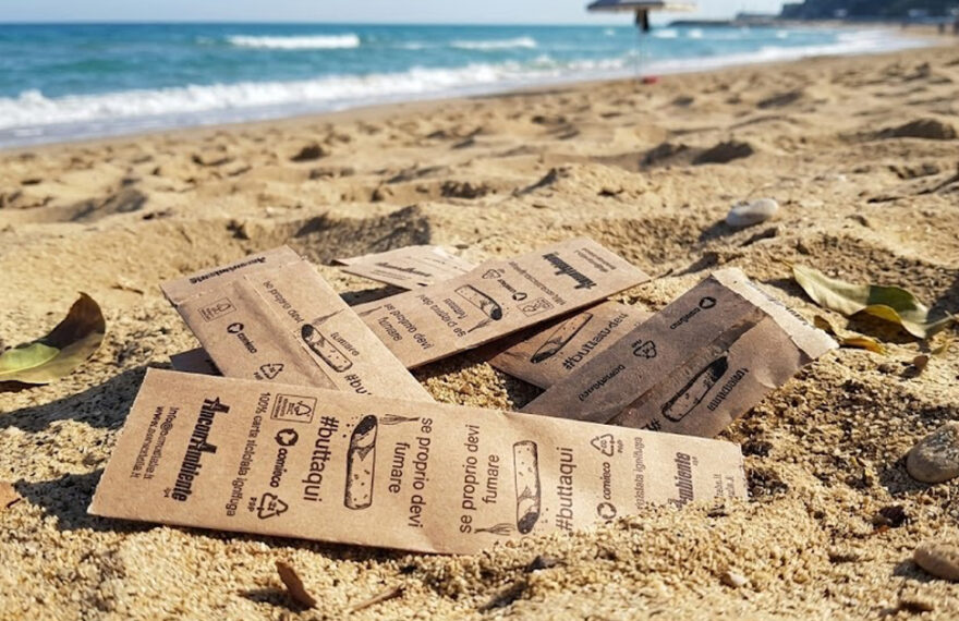 Posaceneri in carta ecologica distribuiti nelle spiagge Ancona per la raccolta dei mozziconi di sigaretta